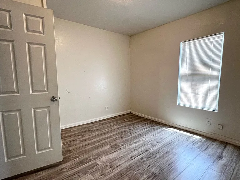 2240 NE 20th St — Photo 5