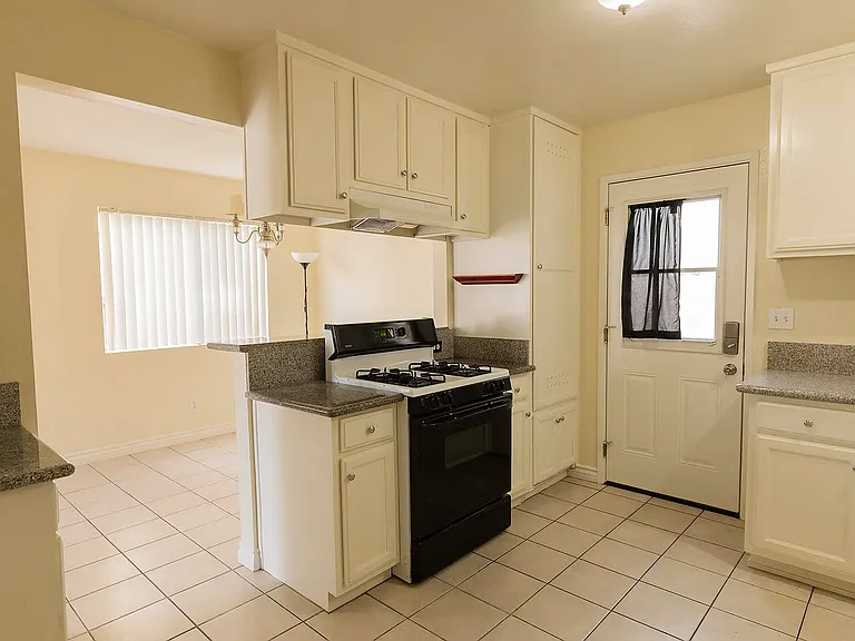 1932 Gates Ave #A — Photo 7