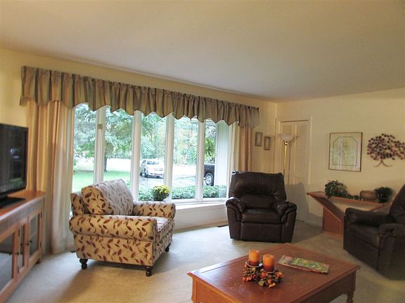 2nd image of 4050 Crestwood Ct