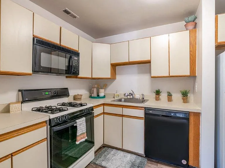 Cranbury Crossing Apartment Homes — Photo 3