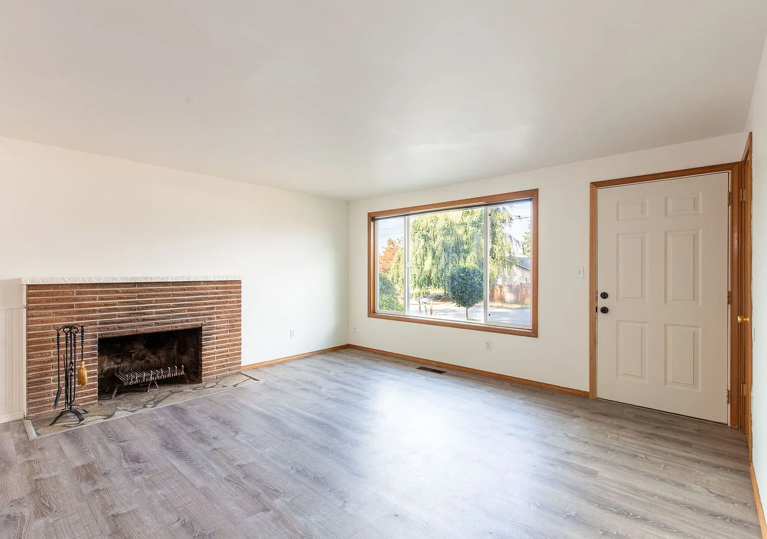 Remodeled 3 bdrm, 1 bath Rambler! Fenced back yard. Minutes to I-5, Everett Mall, Boeing. — Photo 4