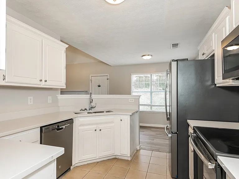 812 Lorraine Ln — Photo 8