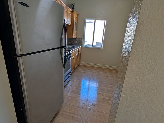 4th image of 149 S Manhattan Pl #207