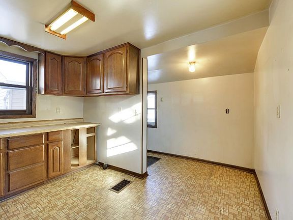 2nd image of 2809 Buchanan St NE