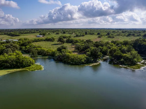 854 County Road 421, Waelder, TX 78959