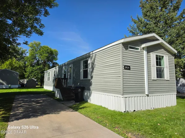 2419 Estabrook Dr, Grand Forks, ND 58201