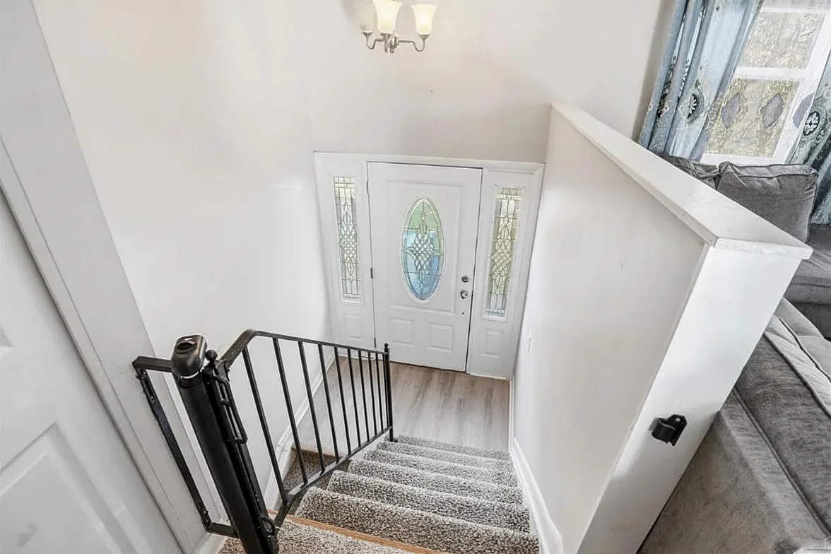 3 bed, 1.5 bath, 1674 sqft, $2,745 — Photo 3