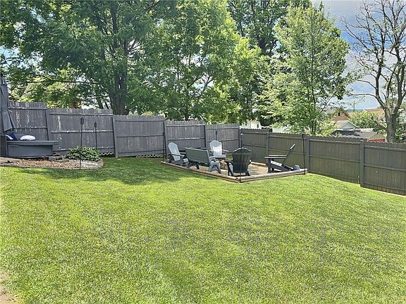 4th image of 380 Terrace Ave