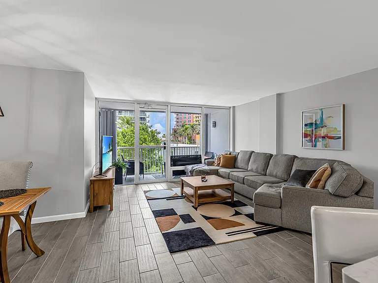 2200 NE 33rd Ave #3E — Photo 9