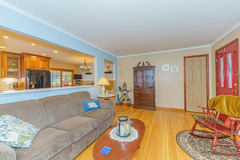 4th image of 8 Pettibone Drive