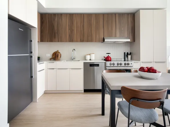 30-77 Vernon Boulevard image 4 of 26