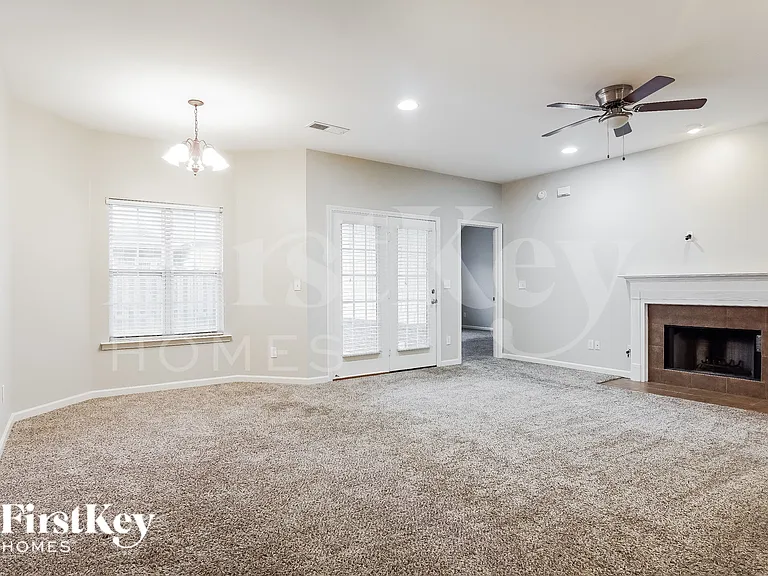 1092 Fairbank Ln — Photo 2