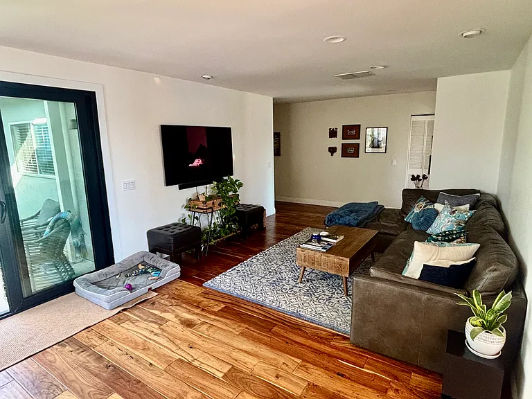 2064 Glasgow Ave — Photo 12