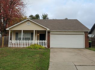 1205 Meadowlake Dr, Noble, OK 73068