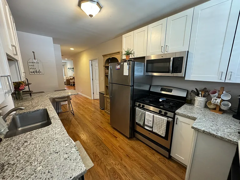 1218 W Roscoe St #1 — Photo 5