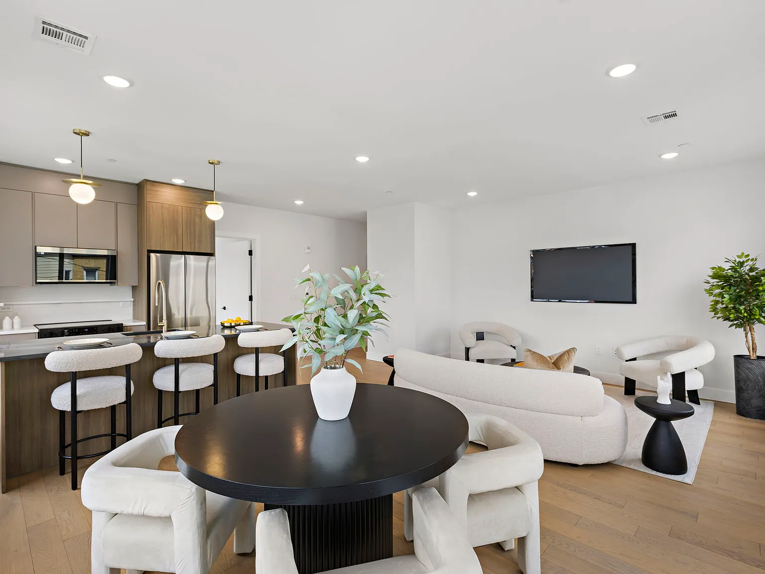 2 bed, 1072 sqft, $3,417 — Photo 2