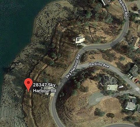 Lot is on waterfront