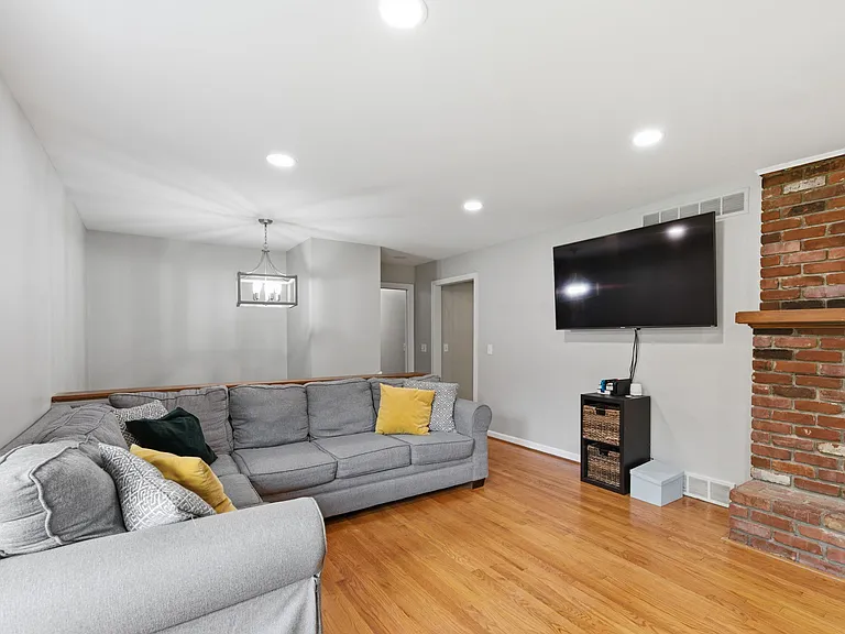 1204 Forest Ct — Photo 6