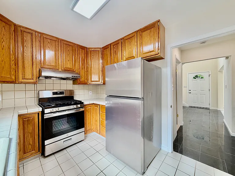 712 Prospect Row — Photo 11