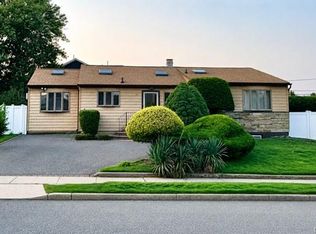 10 Peter Lane, Plainview, NY 11803