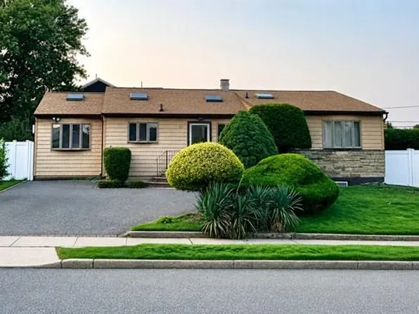10 Peter Lane, Plainview, NY 11803