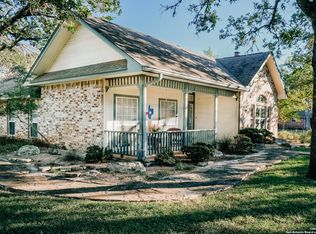 309 Oak Wood Rd E, Kerrville, TX 78028