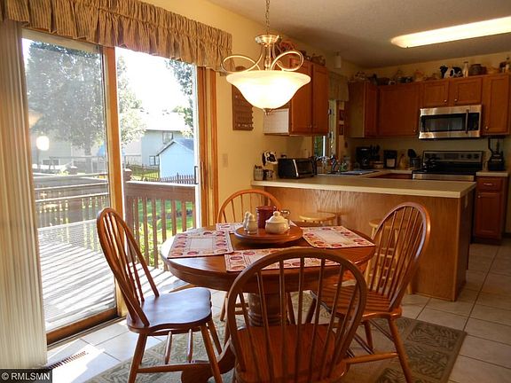 4th image of 15925 Garrett Dr
