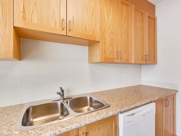 2100 Bathurst St #308 — Photo 49