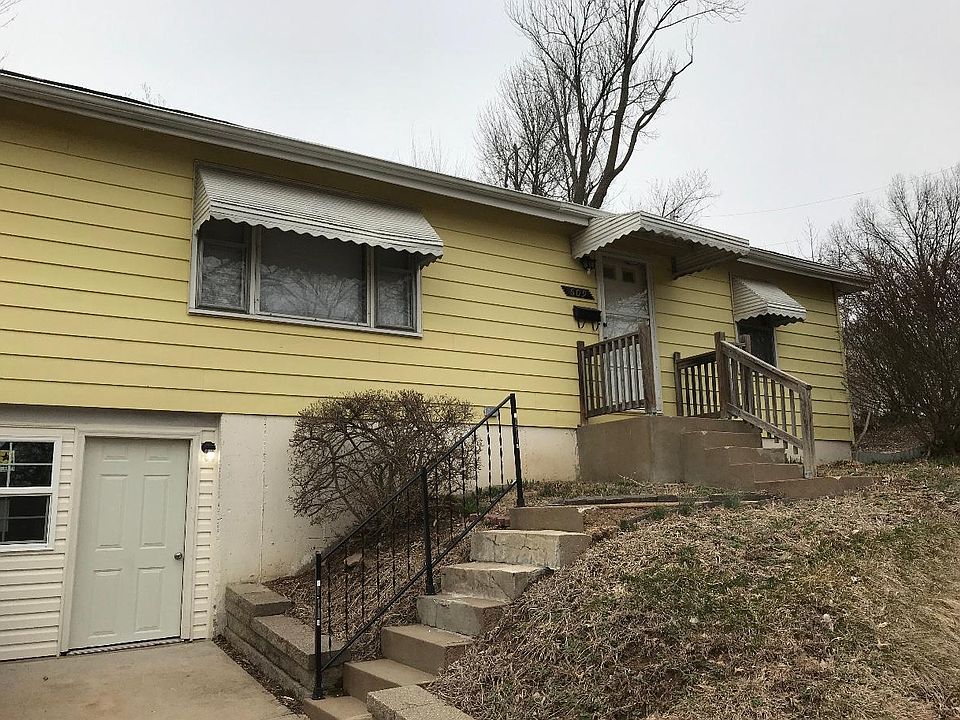 Front of house with access to basement from driveway