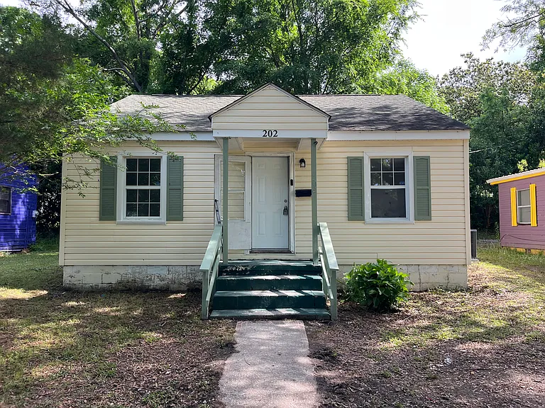 202 W Nance St — Photo 1