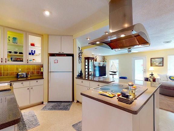 3rd image of 4327 Lister St
