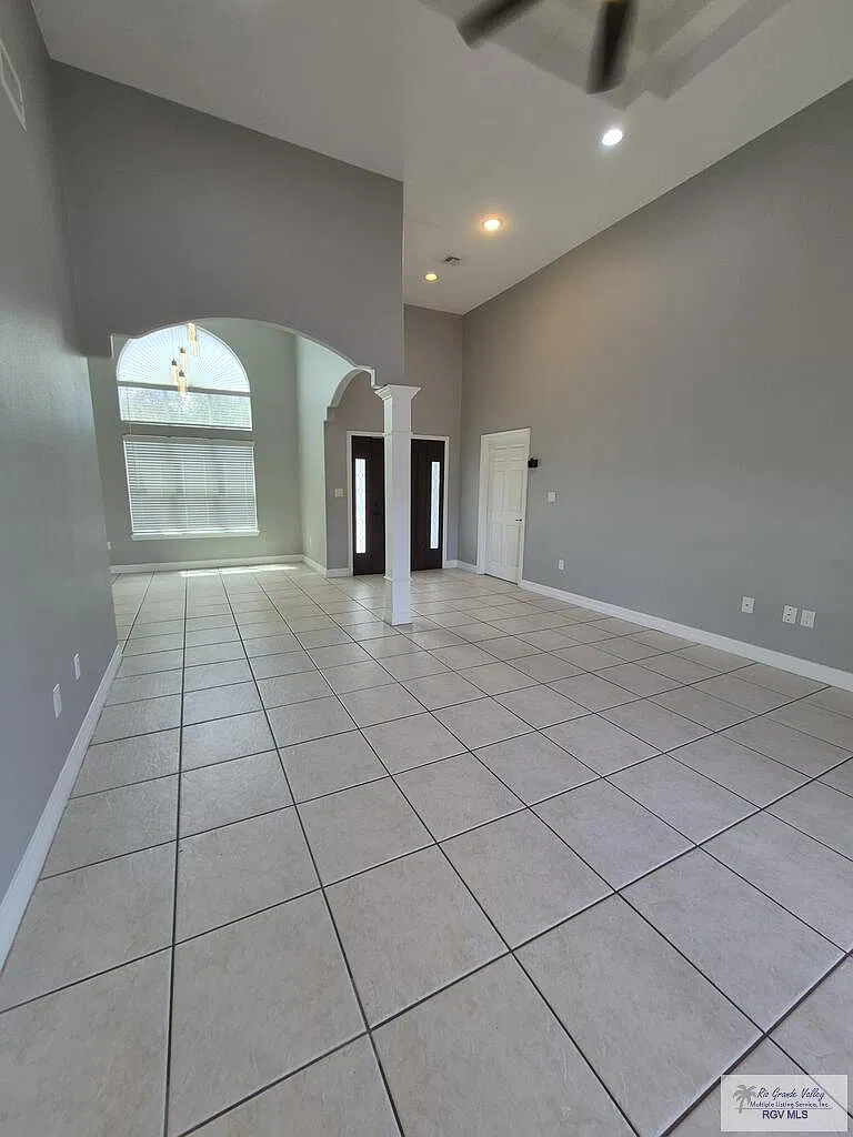 3 bed, 2.0 bath, 1802 sqft, $2,300 — Photo 3