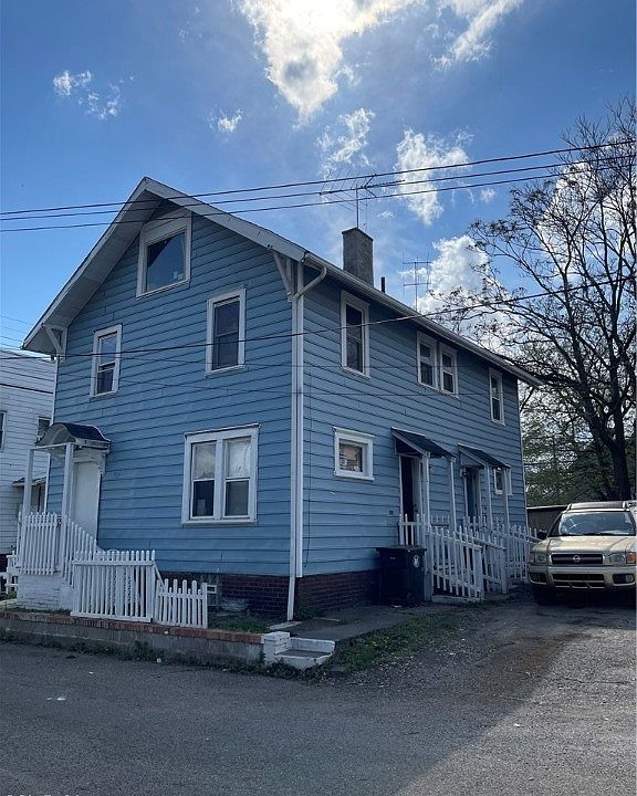 2nd image of 821-823 Richard Pl NW