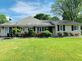 27 Palmer Rd, Kendall Park, NJ 08824