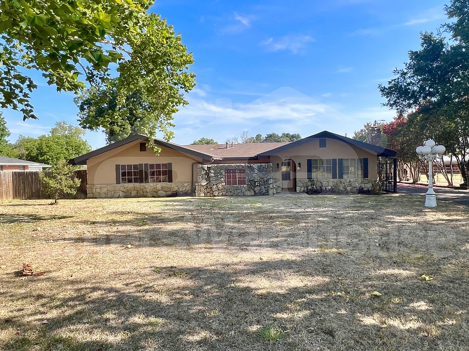 1st image of 805 Plaza Dr