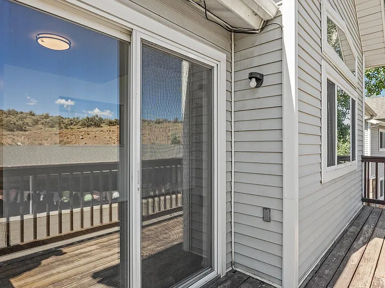 565 Redcliff Cir — Photo 11