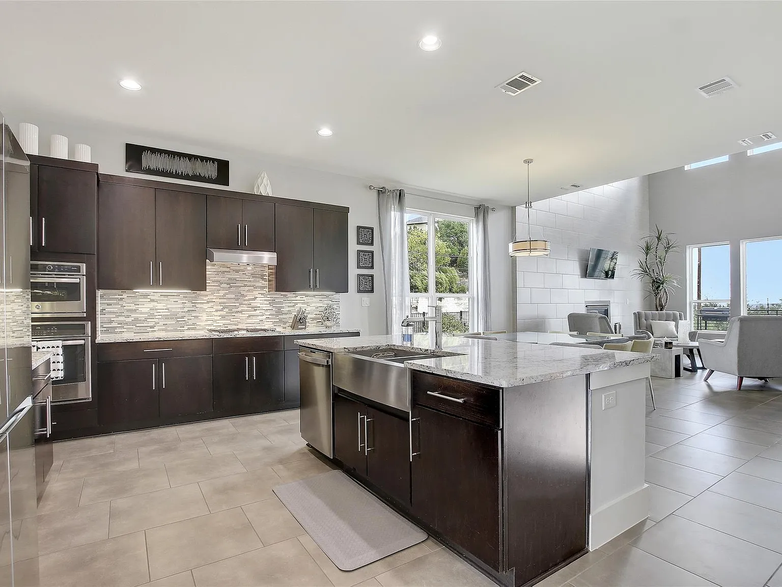 4 bed, 4.0 bath, 3850 sqft, $5,500 — Photo 4