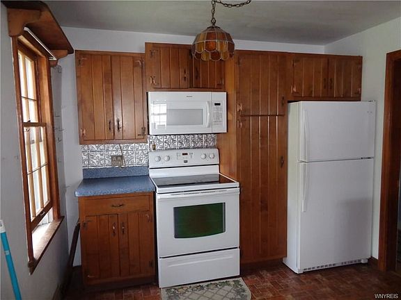4th image of 6089 East Ave