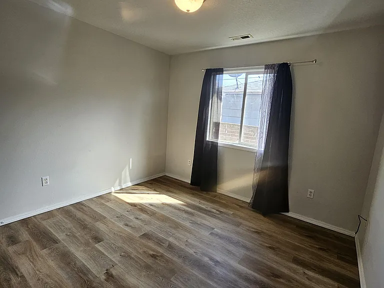 320 S Holly St — Photo 4