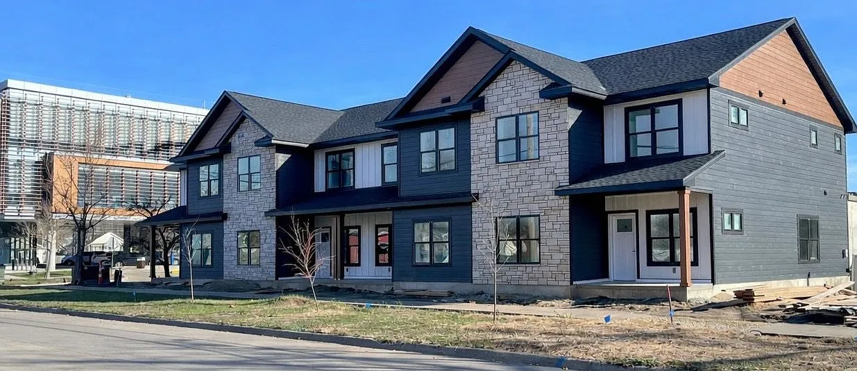 4 bed, 3.0 bath, 2000 sqft, $4,375 — Photo 3