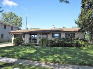 702 Parkside Cir, Streamwood, IL