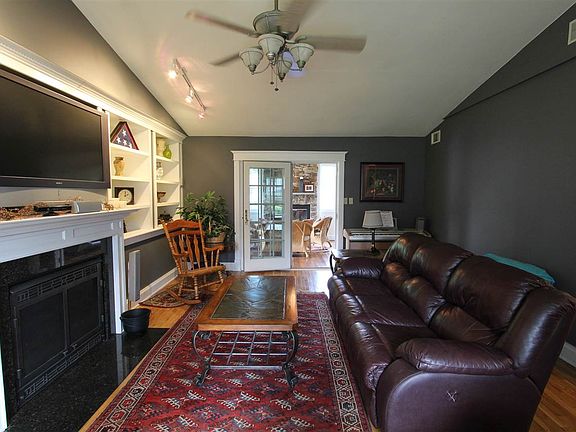 4th image of 32 Seward St