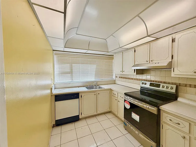 920 NE 199th St #4J — Photo 22