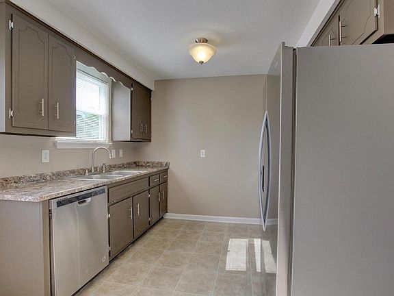 5th image of 386 Donna Dr