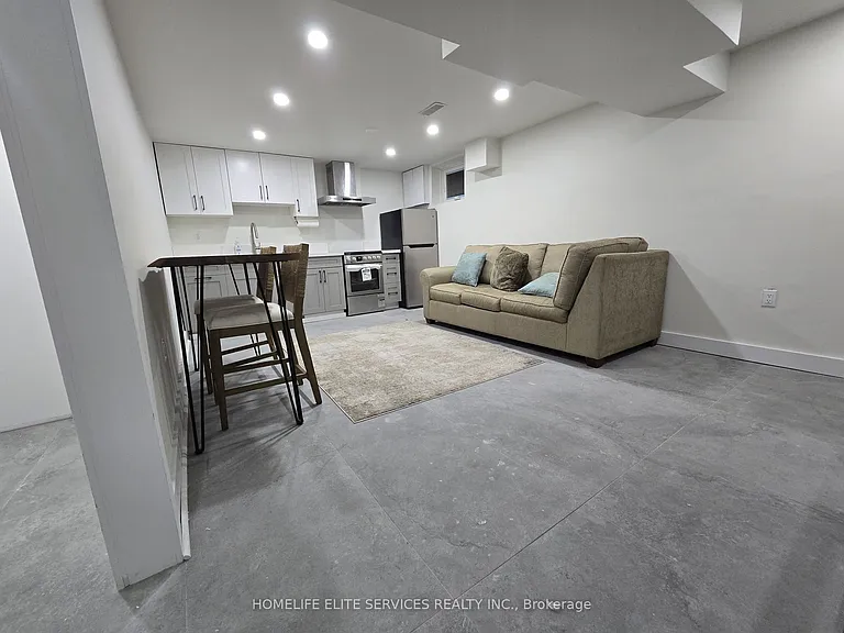 36 Manorglen Cres — Photo 13