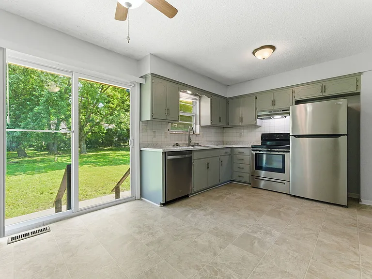 16711 Bel Ray Blvd — Photo 2