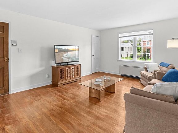 3rd image of 211 E Glebe Rd #Apt B