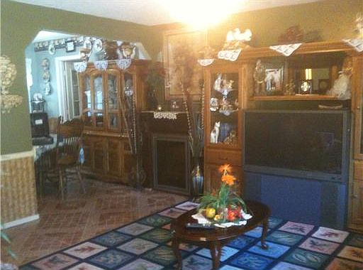 5th image of 809 SE H St