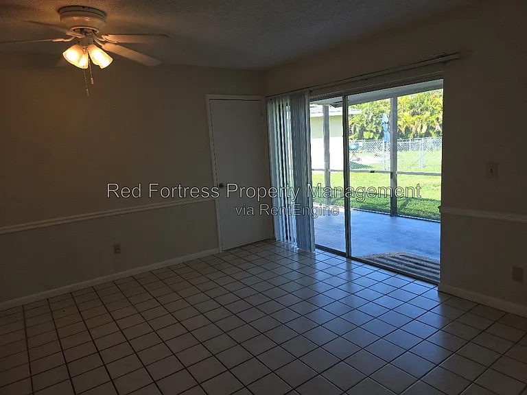 1049 Ridgeway Dr — Photo 3