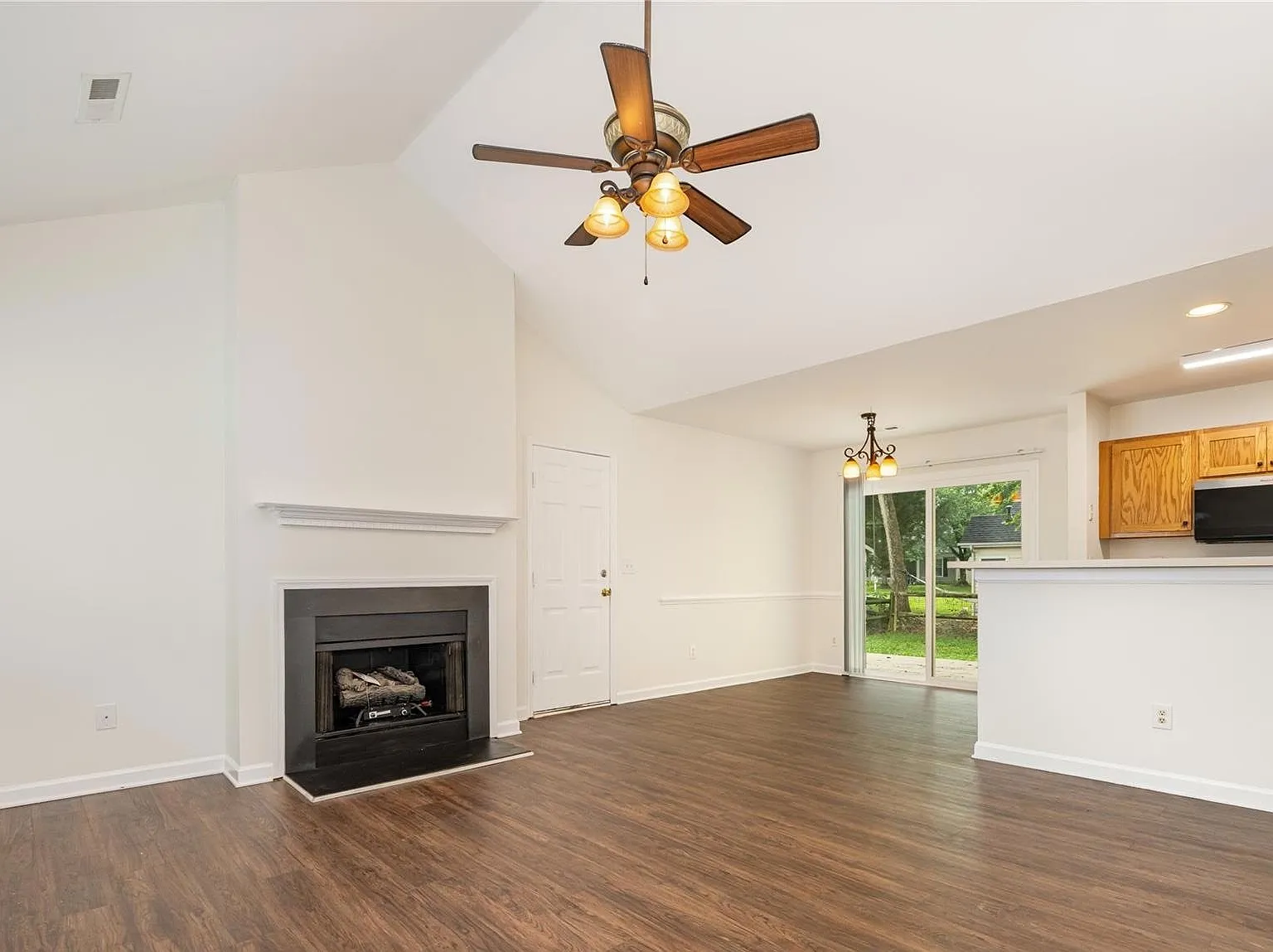 3 bed, 1133 sqft, $1,305 — Photo 4